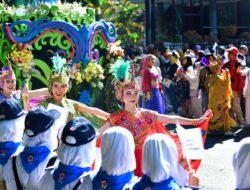 Buka Pawai Kendaraan Hias, Bey Machmudin: Bukti Bandung Kota Kreatif dan Destinasi Wisata Unggulan