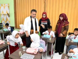 Sekda Herman Suryatman Tinjau Uji Coba Program Makan Siang Bergizi Siswa SD di Sumedang