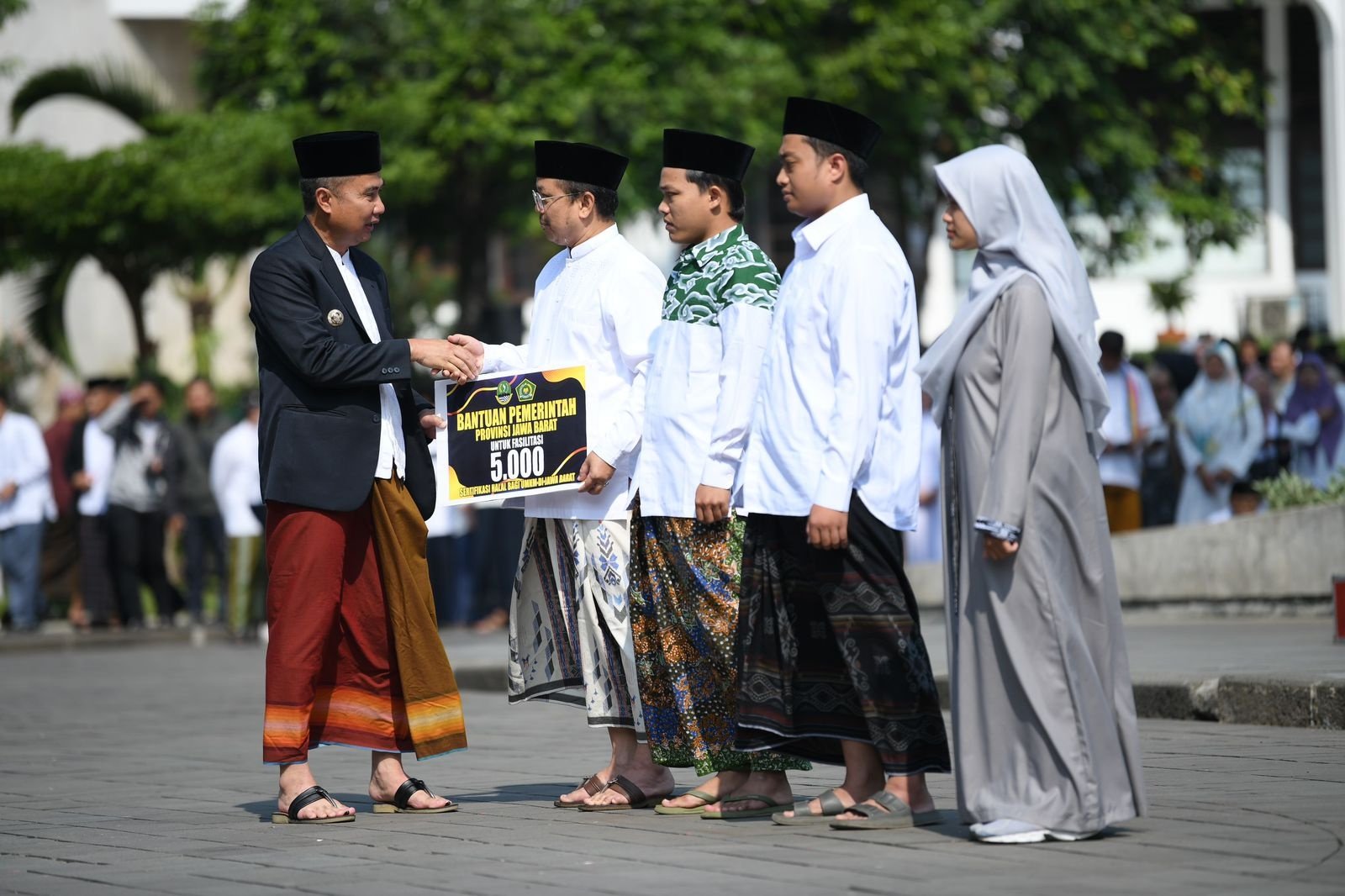 Bey Machmudin Hari Santri