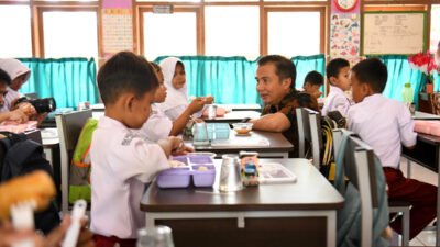 Bey Machmudin Tinjau Uji Coba Makan Siang Bergizi Hari ke-20 di Sumedang