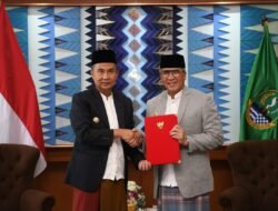 Bey Machmudin Serahkan Keputusan Perpanjangan Masa Jabatan Pj Wali Kota Cimahi