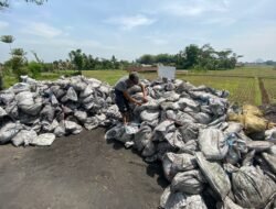 DLH KBB Lakukan Solidifikasi Limbah Pembakaran Batu Bara di Jalan Irigasi