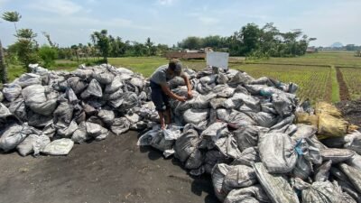 DLH KBB Lakukan Solidifikasi Limbah Pembakaran Batu Bara di Jalan Irigasi