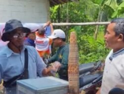 Pilkada KBB 2024: Kampanye Blusukan di Baranangsiang, Calon Bupati Didik Spontan Borong Cilok