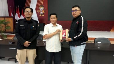 KPU Jabar Serahkan 20 Ribu APK untuk Paslon Cagub dan Cawagub Jabar 2024