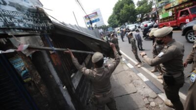 Tim Gabungan Tertibkan PKL dan Bangunan Liar di Jalan AH Nasution Kota Bandung