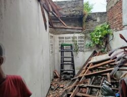 Selain Pohon Tumbang, Sejumlah Rumah Warga di Cimahi Juga Rusak Diterjang Angin Kencang