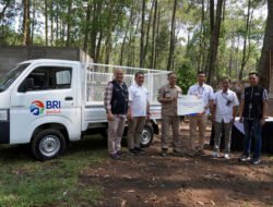 BRI Peduli Beri Bantuan Mobil Pengangkut Sampah untuk Wujudkan Lingkungan Bersih di Desa Cikole Lembang