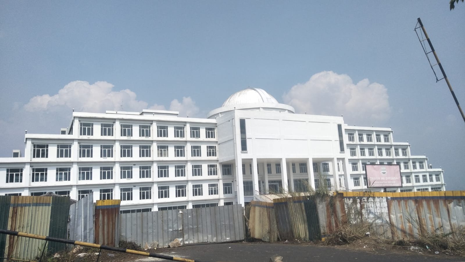 Gedung DPRD KBB Terbengkalai