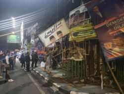 Satpol PP, KPU, dan Bawaslu KBB Tertibkan APK Paslon di Masa Tenang Pilkada 2024