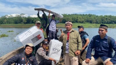 Akses Darat Sulit, Logistik Pilkada 2024 Dikirim Menggunakan Perahu Melintasi Waduk Cirata KBB