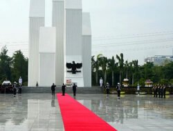 Menteri ATR/BPN Nusron Wahid dan Wamen Hadiri Upacara Hari Pahlawan dan Tabur Bunga di TMP Kalibata