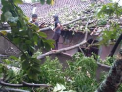 Angin Puting Beliung Sapu Dua Kecamatan di KBB, 144 Rumah Dilaporkan Rusak