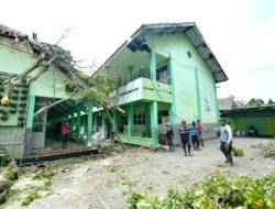 Bey Machmudin Tinjau SDN 4 Baros dan Gudang KPU Kota Cimahi yang Terdampak Hujan Deras Disertai Angin Kencang