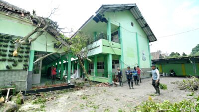 Bey Machmudin Tinjau SDN 4 Baros dan Gudang KPU Kota Cimahi yang Terdampak Hujan Deras Disertai Angin Kencang