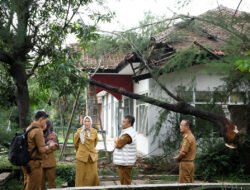Sekda Herman Suryatman Tinjau Sarana dan Prasarana Dinsos Jabar Pasca Bencana Alam di Cimahi
