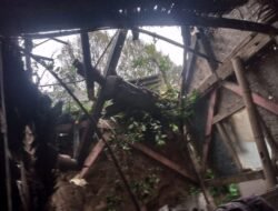 Tiga Rumah di Cikalongwetan KBB Rusak Sedang dan Berat Tertimpa Tiang Listrik yang Roboh