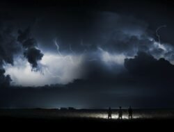 BMKG Ingatkan Masyarakat Waspada Cuaca Ekstrem saat Malam Tahun Baru 2025