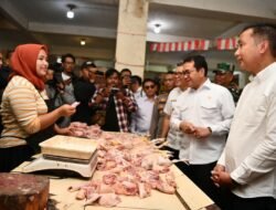 Bey Machmudin Dampingi Mendag Pantau Harga Bahan Pokok Jelang Nataru di Pasar Tagog KBB