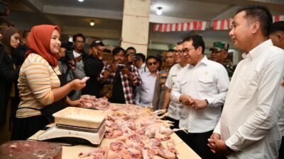 Bey Machmudin Dampingi Mendag Pantau Harga Bahan Pokok Jelang Nataru di Pasar Tagog KBB