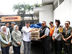 Bey Machmudin Serahkan Bantuan Makanan untuk Warga Kabupaten Sukabumi yang Terdampak Bencana