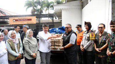 Bey Machmudin Serahkan Bantuan Makanan untuk Warga Kabupaten Sukabumi yang Terdampak Bencana