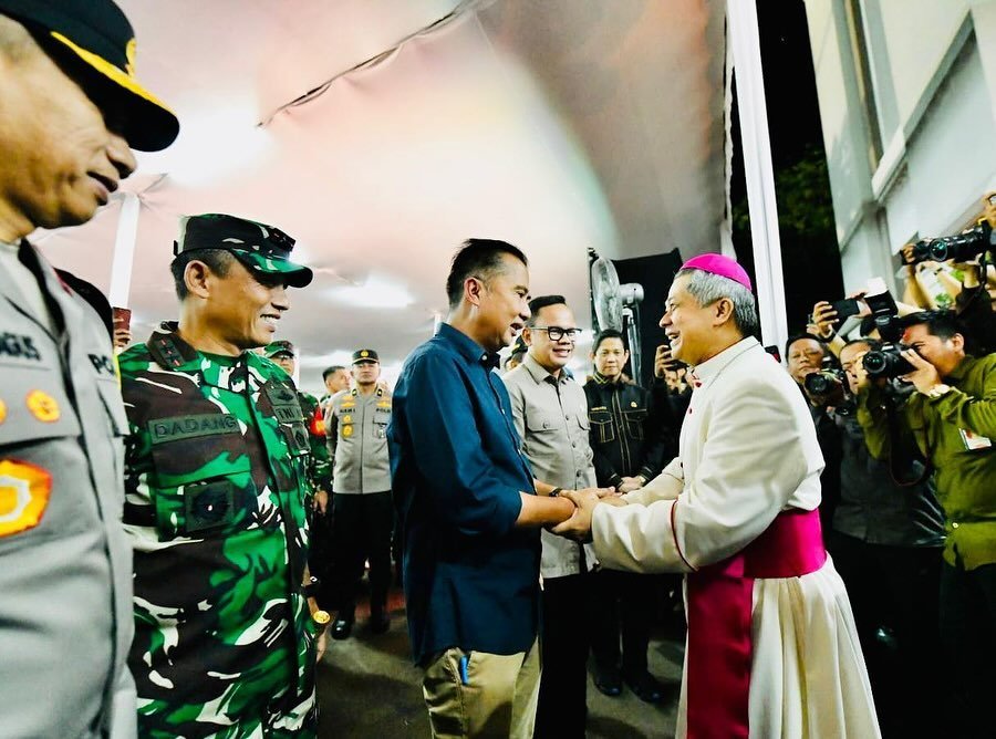 Bey Machmudin Misa Natal