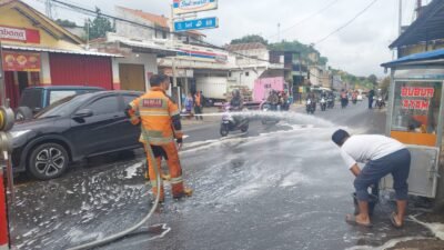 Waduh! Cairan Kimia di Jalan Raya Padalarang – Purwakarta Ternyata Soda Api