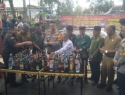 Jelang Tahun Baru, Polres Cimahi Hancurkan 11.321 Botol Miras Hasil Razia