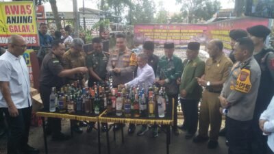 Jelang Tahun Baru, Polres Cimahi Hancurkan 11.321 Botol Miras Hasil Razia