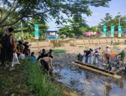 Sektor 6 Satgas Citarum Harum Bersih-bersih Sampah di Taman Air Baleendah