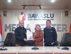 Bawaslu Cimahi Serahkan Laporan Kehumasan Pengawasan Pilkada Serentak ke Bawaslu RI