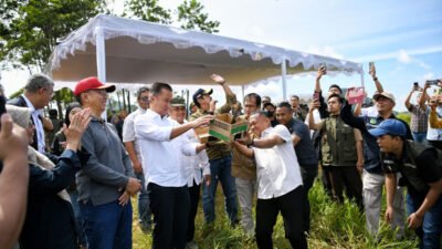 Bey Machmudin Tanam Pohon