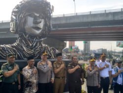 Polres Cimahi Ubah Ratusan Knalpot Brong Hasil Razia Jadi Monumen Keselamatan Lalu Lintas