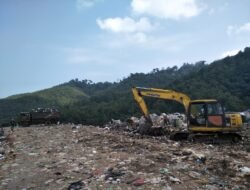 Terus Diguyur Hujan, Gunungan Sampah Setinggi 20 Meter di TPA Sarimukti Longsor