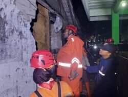 Hujan Deras Picu Banjir Bandang di Kampung Cireundeu Cimahi, 6 Rumah Warga Rusak