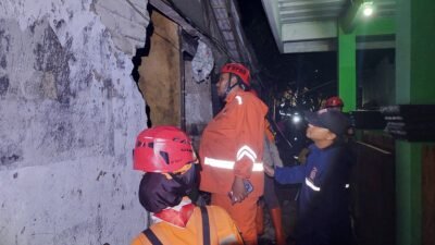 Hujan Deras Picu Banjir Bandang di Kampung Cireundeu Cimahi, 6 Rumah Warga Rusak