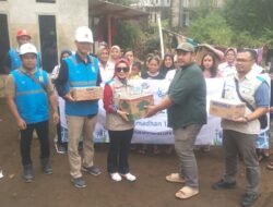 PLN UP3 Cimahi Salurkan Bantuan Sembako dan Peralatan Lainnya ke Korban Banjir di Cipatat KBB