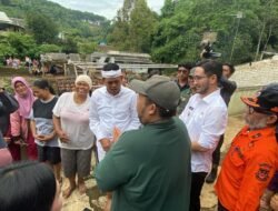 Tinjau Lokasi Banjir di Cipatat KBB, Dedi Mulyadi Minta Rumah Warga di Bantaran Sungai Cimeta Direlokasi