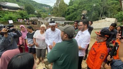 Tinjau Lokasi Banjir di Cipatat KBB, Dedi Mulyadi Minta Rumah Warga di Bantaran Sungai Cimeta Direlokasi