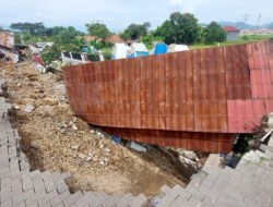 Lahan di Pasar Curug Agung Padalarang KBB Ambles, WC Umum dan Lahan Parkir Rusak