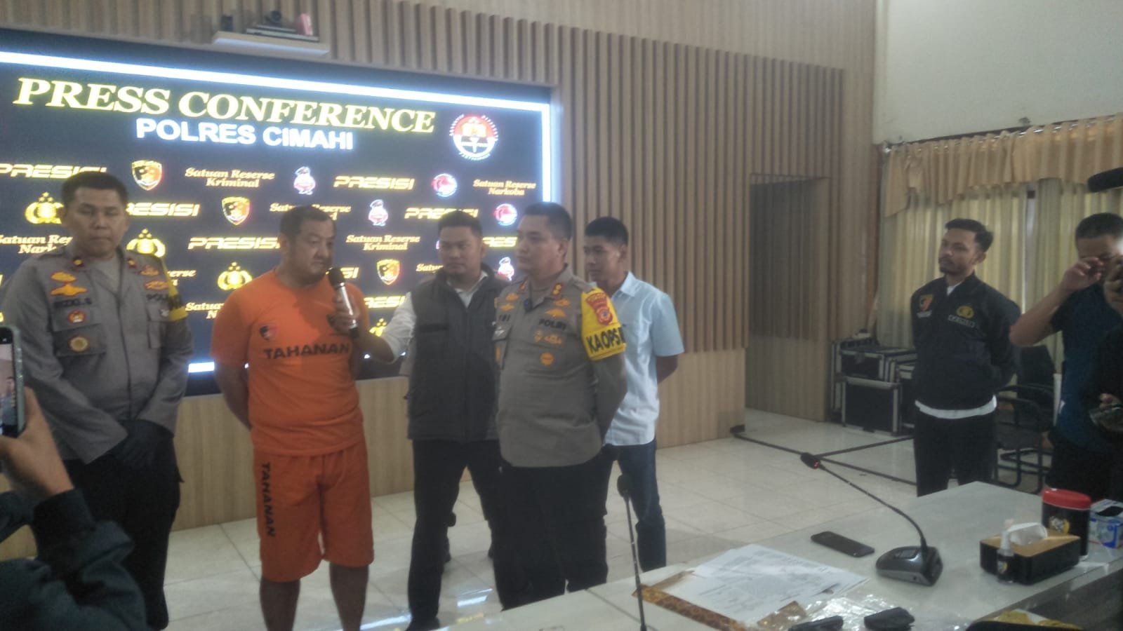 Pria Acungkan Senjata