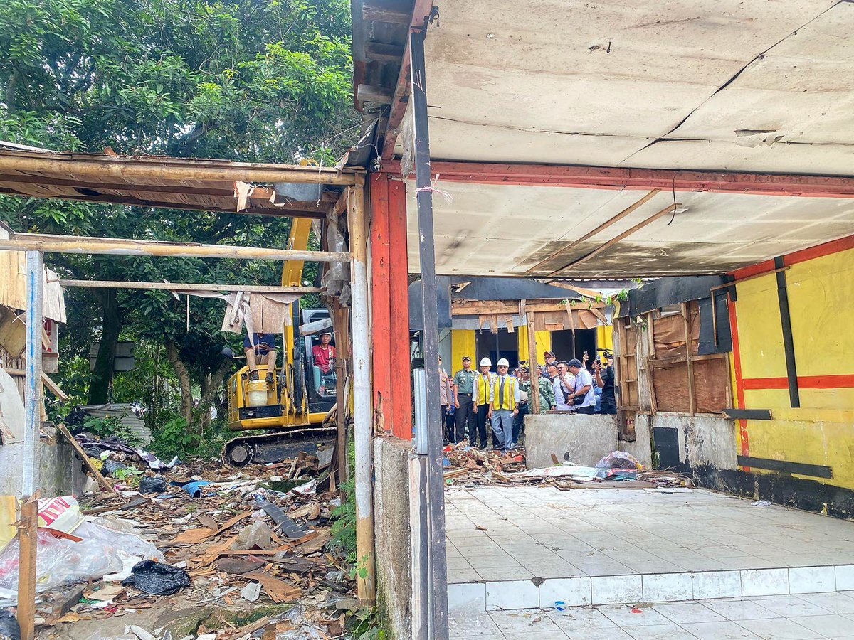 Bangunan Bersejarah Cihanjuang Dibongkar