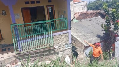 Pergerakan Tanah Rusak 10 Rumah di Cibabat Cimahi, Belasan Orang Diungsikan