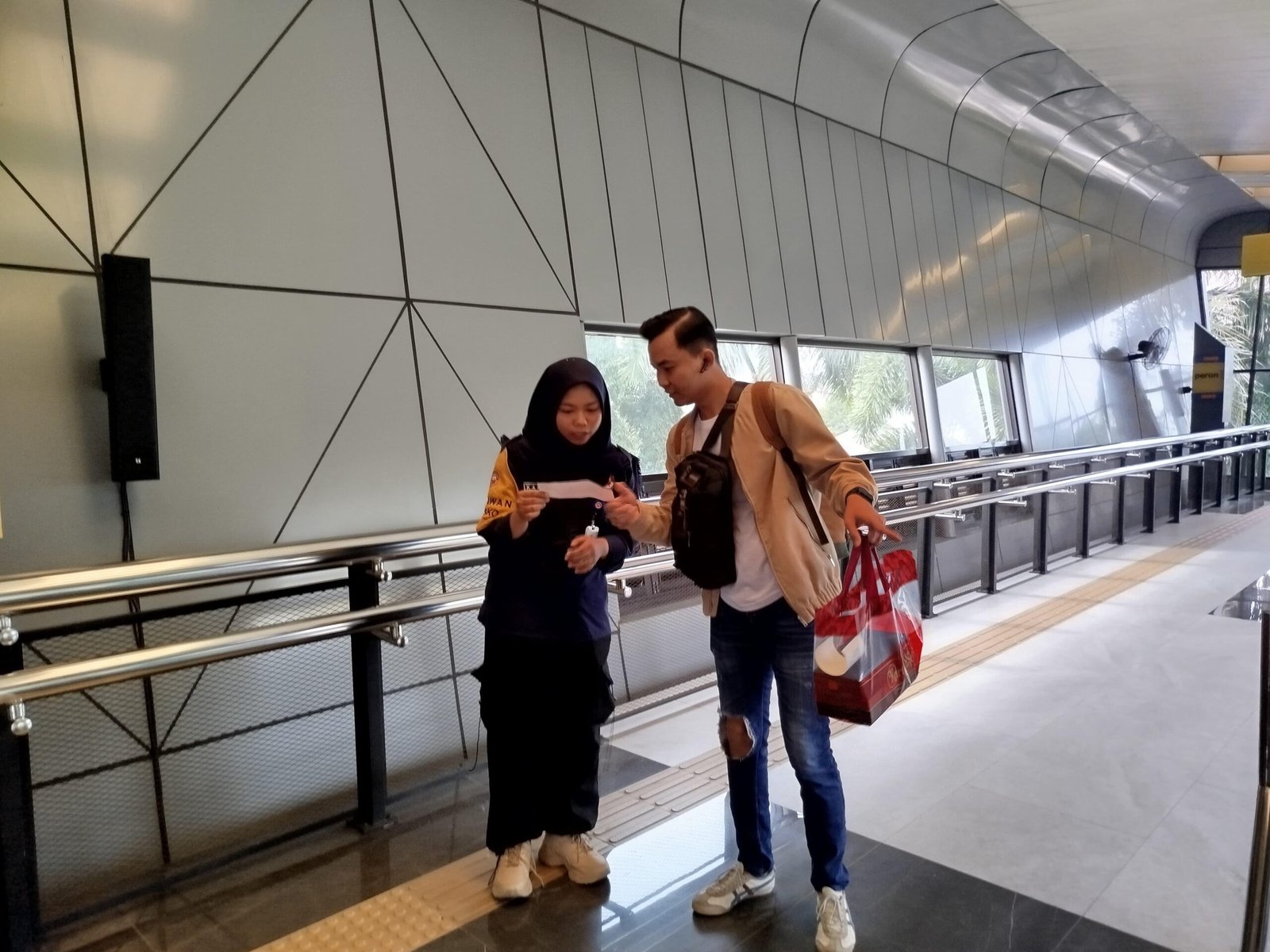 relawan stasiun kereta