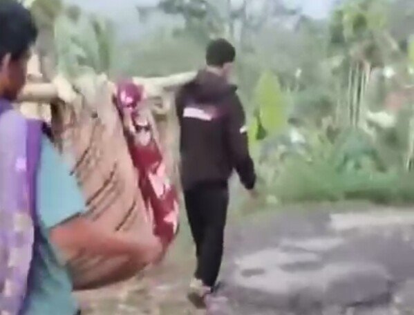 Tandu Warga Sakit Stroke KBB