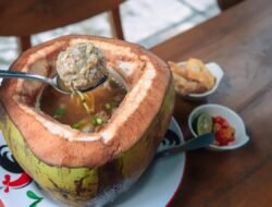 Kuliner Bandung: Makan Bakso dalam Dawegan, Penasaran? Yuk Jajal