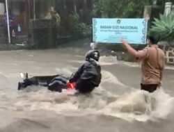Banjir dan Longsor Sergap Sejumlah Wilayah di Lembang KBB, Motor Terseret Air