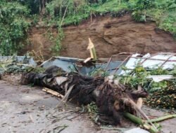 Satu Rumah Rusak Tertimpa Longsor di Kompleks The Awani Residence Cimareme KBB