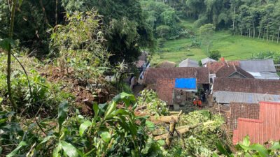 Retakan Muncul di Lokasi Bekas Longsor Jalan Kolonel Masturi Lembang KBB, Arus Lalu Lintas Bakal Buka Tutup